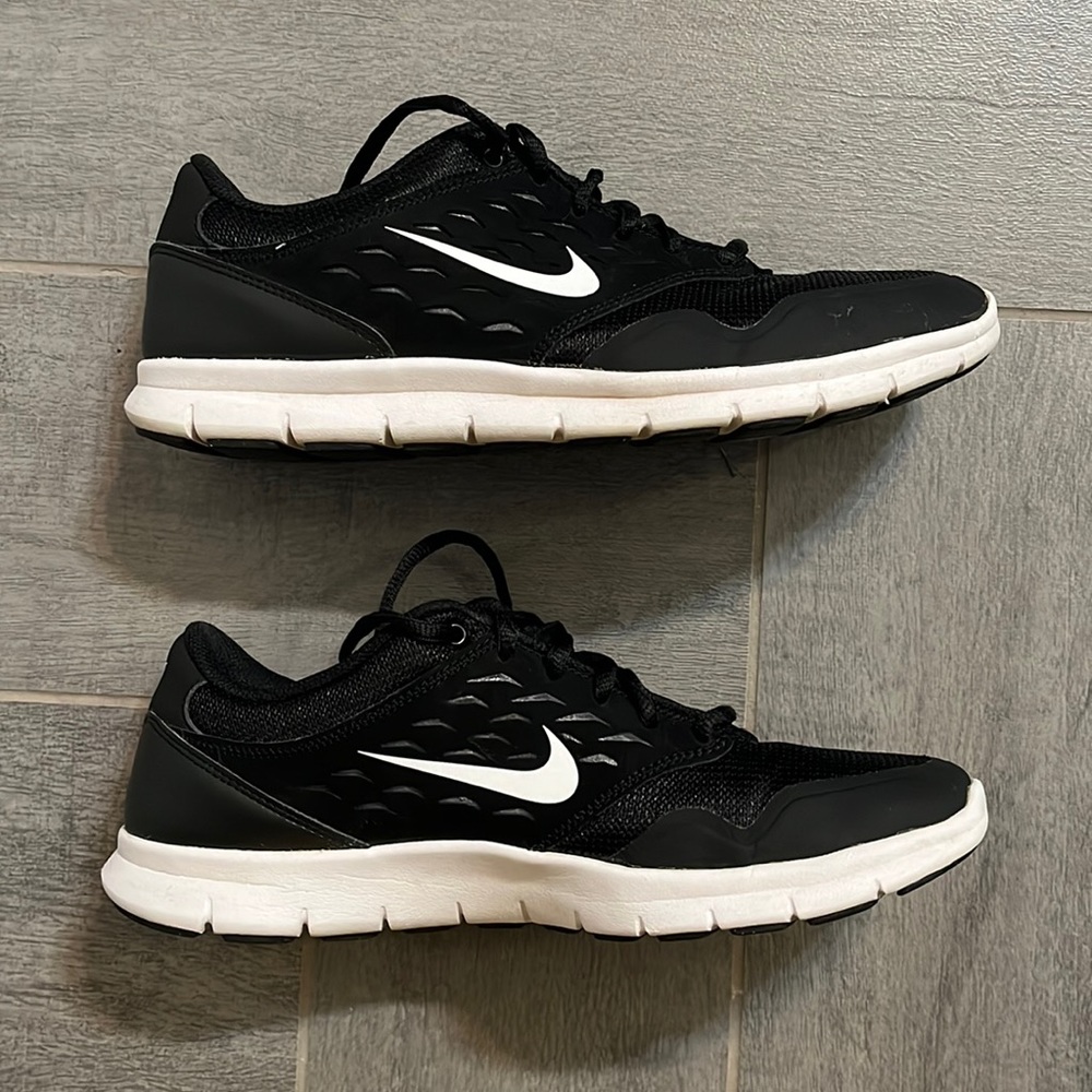 EUC Black Nike Sneakers in size 9.5